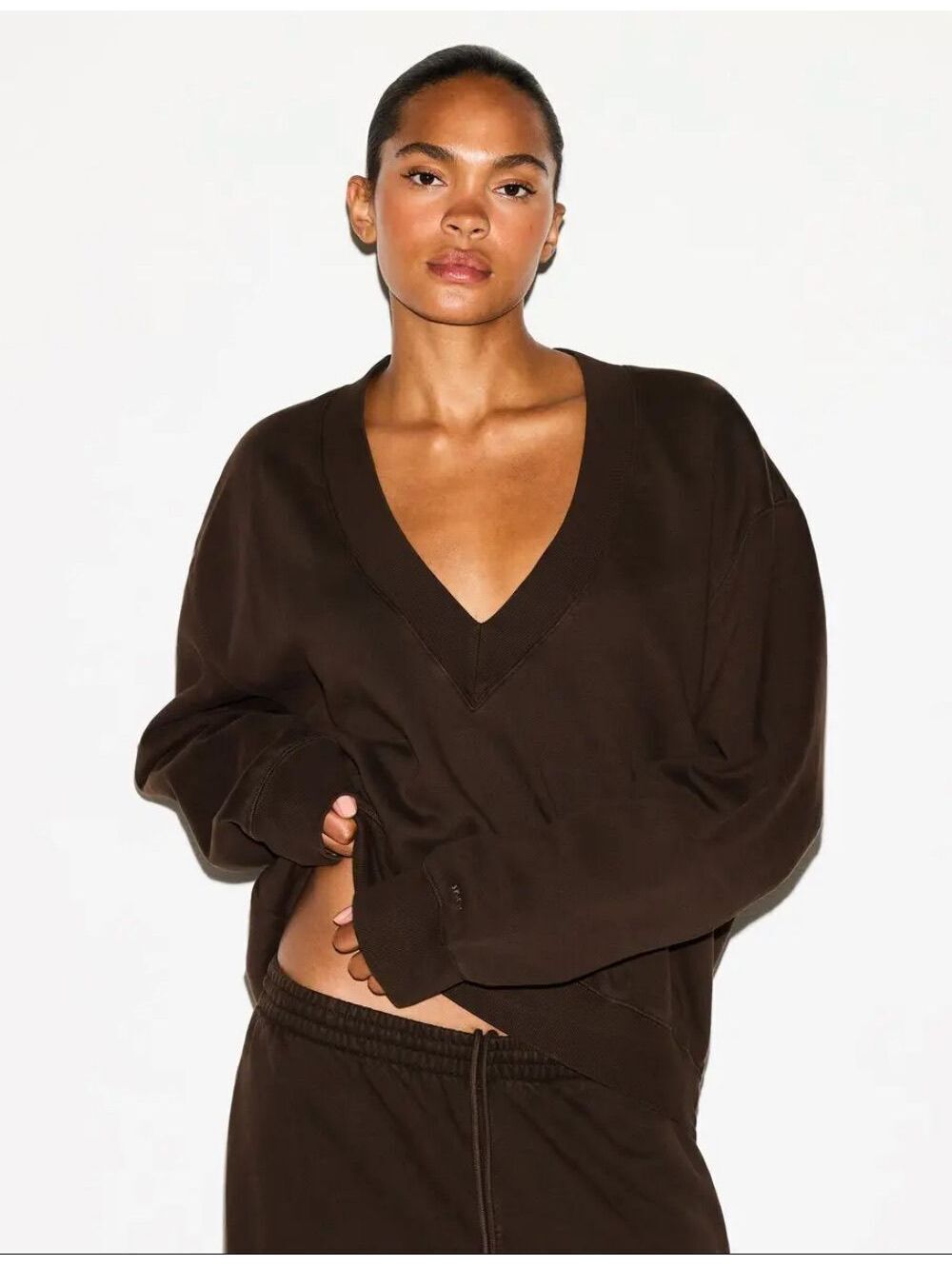 (MEDIUM, PTP 27) NWT SKIMS BOYFRIEND FLEECE V NECK PULLOVER ESPRESSO
